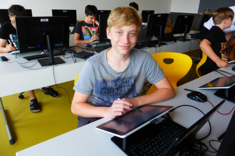 Bild: Jugendlicher mit Grafiktablet