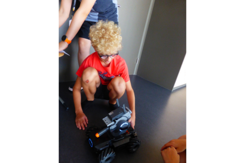 Kind mit Roboterfahrzeug, DigiCamp 2021
