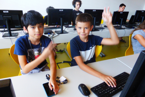 Kinder in Computerklasse, DigiCamp 2021