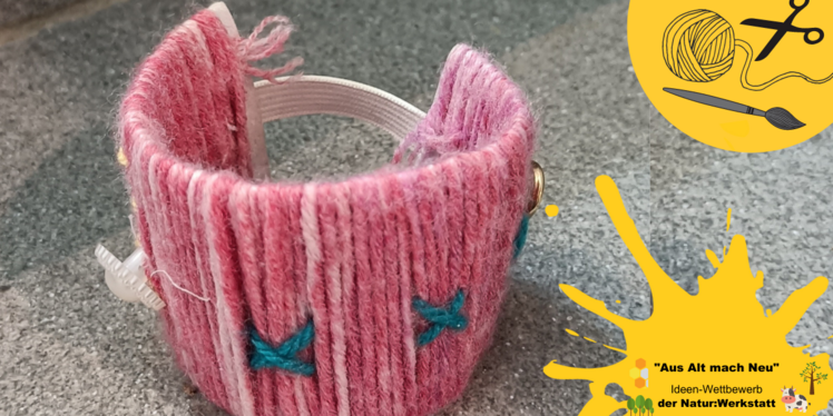 Armband aus einer Klopapierrolle gebastelt, mit rosa Wolle und kleinen Deko-Steinen verziert.