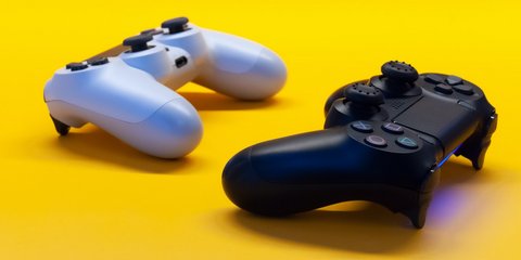 schwarz-weiße Gamecontroller auf gelbem Hintergrund