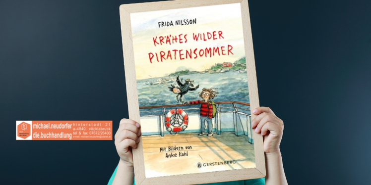Bub hält eine Tafel hoch mit dem Cover des Buches: Krähes wilder Piratensommer. 