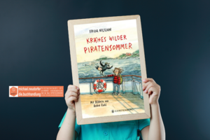 Bub hält eine Tafel hoch mit dem Cover des Buches: Krähes wilder Piratensommer. 