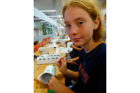 Mädchen malt Tasse an, DigiCamp 2021