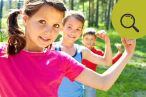 Drei Kinder zeigen die Muskeln ihres linken Arms und zeigen damit Stärke an.