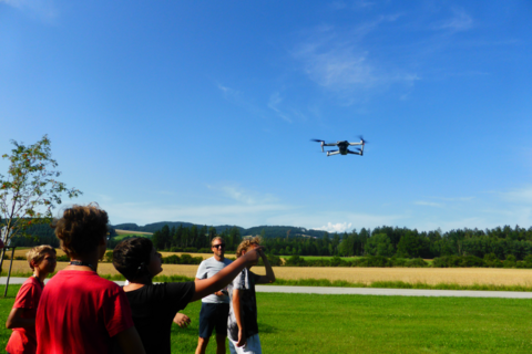 Drohne im Flug vor WorkshopteilnehmerInnen, DigiCamp 2021
