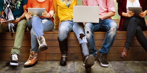 Jugendliche mit Laptops, die zusammen lernen