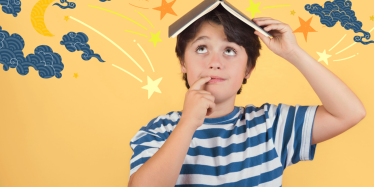 Ein Junge hält ein aufgeschlagenes Buch auf seinem Kopf und denkt nach: Was sind eigentlich Sternschnuppen?