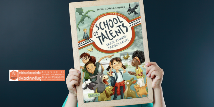 Kind hält einen Rahmen mit dem Buchcover von "School of Talents"