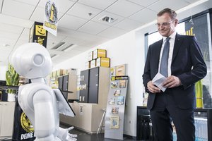 Landeshauptmann Thomas Stelzer mit dem humanoiden Roboter Pepper