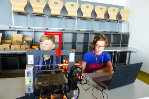 Bild: 2 Jugendliche mit 3D-Drucker