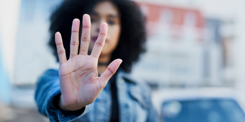 Junge Frau zeigt Hand als "Stop!" Zeichen