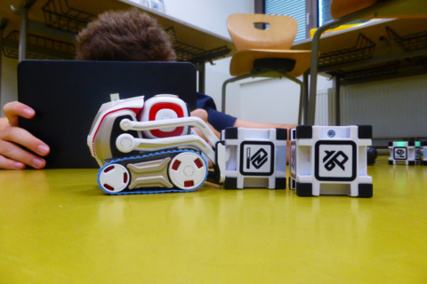 Cozmo Roboter fährt auf Blöcke zu, DigiCamp 2021