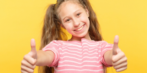 9-jähriges Mädchen zeigt Daumen nach oben: Gefällt mir!