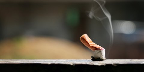 Zigarette auf Holzboden