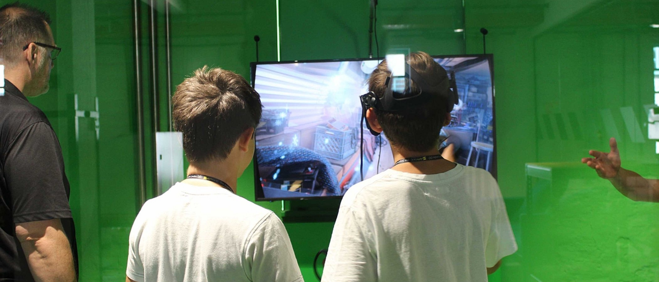 DigiCamp-Teilnehmer spielen Virtual Reality Game