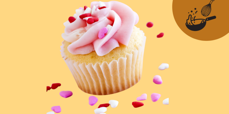 Cupcake: heller Teil, rosa Glasur mit Herzen bestreut