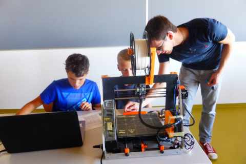 3D-Drucker wird begutachtet, DigiCamp 2021