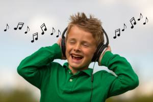 Junge mit Kopfhörer singt ein Lied.