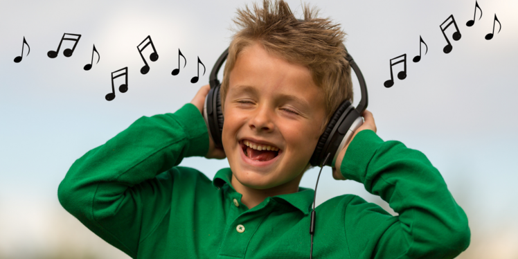 Junge mit Kopfhörer singt ein Lied.