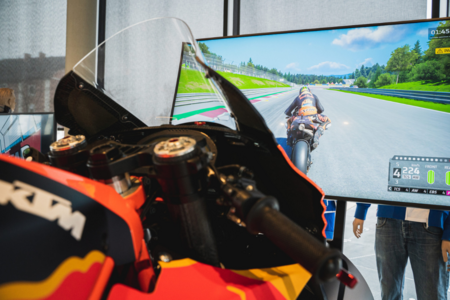 KTM-Motorrad mit Bildschirm für Rennspiel