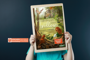 Kind hält eine Tafel mit dem Cover vom Buchtipp im April: Ein Mädchen namens Willow