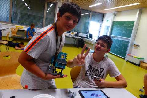 Zwei Teilnehmer präsentieren ihr Lego Konstrukt, DigiCamp 2021