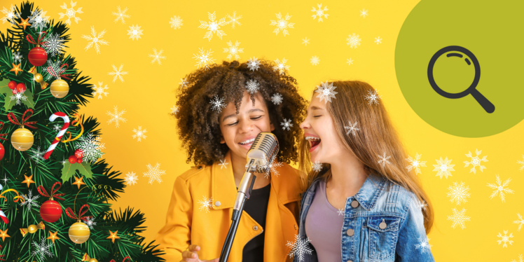 2 Kinder singen begeistert Weihnachtslieder ins Mikrofon. 