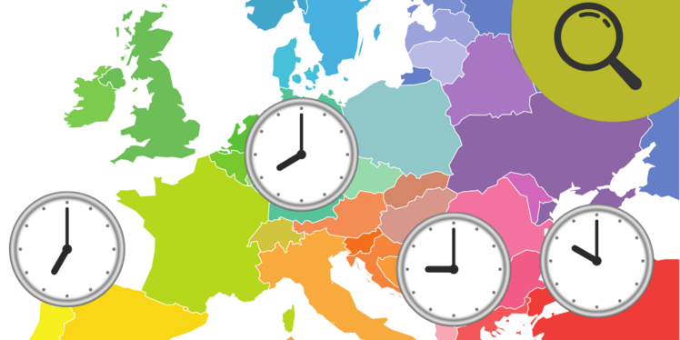 Bunte Europa-Landkarte mit Uhren, die unterschiedliche Zeit anzeigen. Portugal 7 Uhr, Österreich 8 Uhr, Griechenland 9 Uhr, Türkei 10 Uhr, Moskau in Russland 10 Uhr 