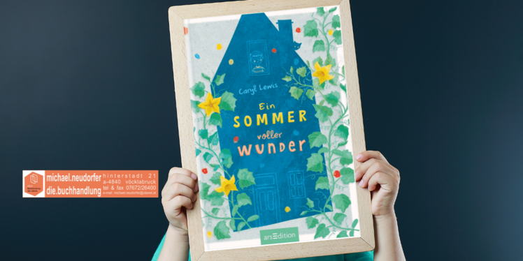 Kind hält eine Tafel mit dem Cover vom Buch: Ein Sommer voller Wunder, Logo vom Sponsor: Buchhandlung Neudorfer