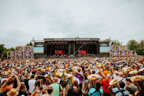 Ein Foto über die Menge in Richtung Bühne