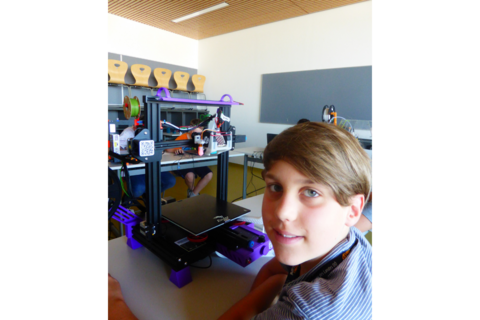 Kind vor 3D-Drucker, DigiCamp 2021