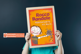 Kind hält einen Rahmen mit dem Cover des Buchtipps: Rocco Randale