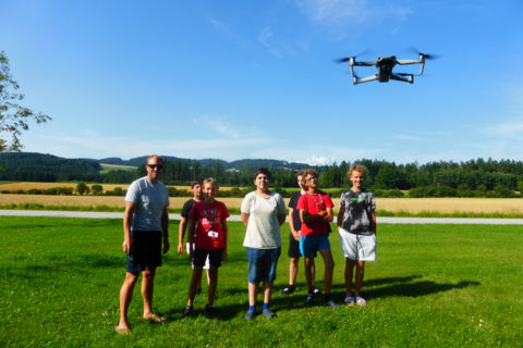 Gruppe Drohnenworkshop mit Drohne