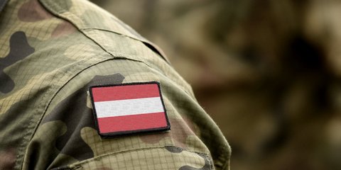 Flagge Österreichs auf Militäruniform