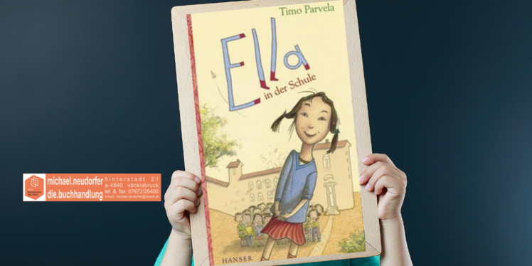 Bub hält einen Rahmen mit dem Cover des Buches: Ella in der Schule